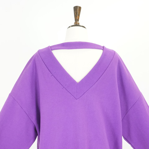 Plunging・neck・pullover